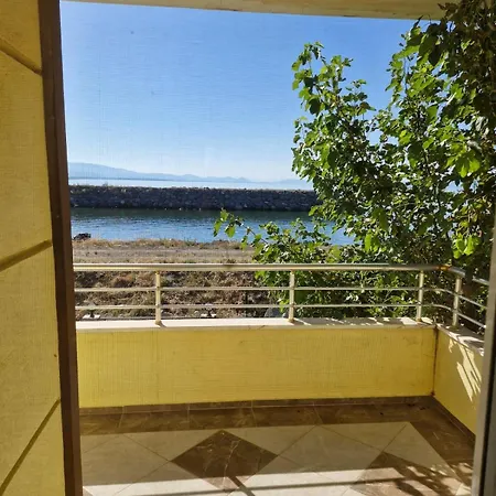 Family-friendly 3br 50m To Quiet & Spacious In Villa *
